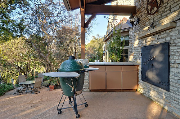 Outdoor Patio & Smoker