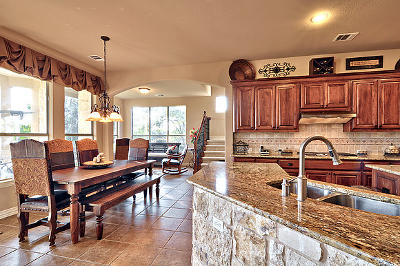 Open Kitchen and Breakfast